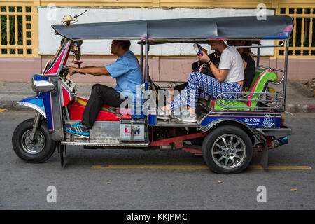 Bangkok, Thailand. Passagiere in einem Tuk-tuk, ein Dreirädriges Motorrad Taxi. Stockfoto