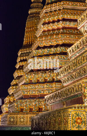 Bangkok, Thailand. Phra Maha Chedis der Könige Rama III, I und II, im Wat Pho mit dem Liegenden Buddha. Stockfoto