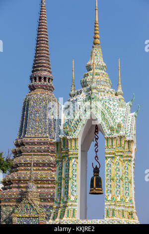 Bangkok, Thailand. Glockenturm im Wat Pho Compound, Phra Maha Chedi von König Rama IV. im Hintergrund. Stockfoto