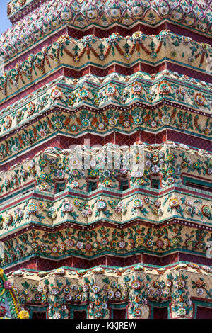 Bangkok, Thailand. Keramische Dekoration auf der Phra Maha Chedi von König Rama I, Sri Sanpetdayarn, im Wat Pho mit dem Liegenden Buddha. Stockfoto