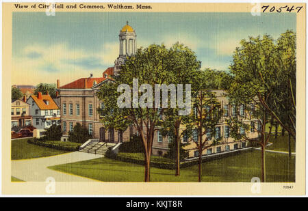 Postkarte mit dem Rathaus von Waltham und dem angrenzenden Common in Waltham, Massachusetts. Das von William Rogers Greely entworfene und zwischen 1924 und 1926 erbaute Rathaus im Stil des Georgian Revival steht an der Ecke Main Street und Elm Street. Stockfoto