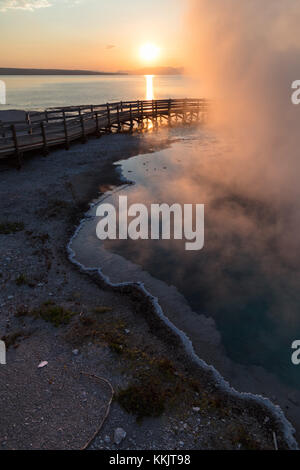 Dampf steigt aus schwarzen Pool bei Sonnenaufgang in der Yellowstone National Park West Thumb Geyser Basin Juli 20, 2017 in Wyoming. (Foto von Jacob w. Frank über planetpix) Stockfoto