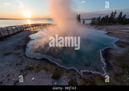 Dampf steigt aus schwarzen Pool bei Sonnenaufgang in der Yellowstone National Park West Thumb Geyser Basin Juli 20, 2017 in Wyoming. (Foto von Jacob w. Frank über planetpix) Stockfoto