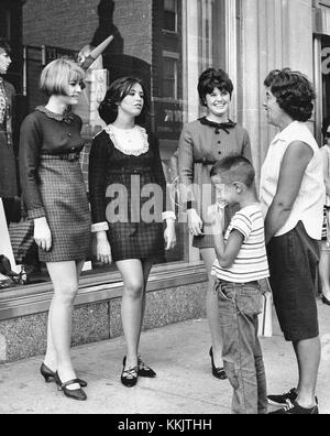 1965 - Hess Brothers Kaufhaus - Models Im Freien Chatten Anzeigefenster Stockfoto