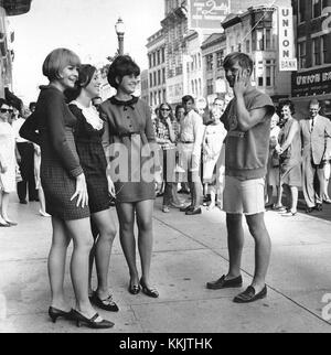 1965 - Kaufhaus Hess Brothers - Modelle Beeindrucken Kunden Stockfoto