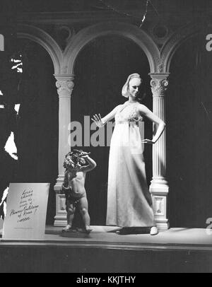 1965 - Kaufhaus Hess Brothers - Schaufenster - Kleid von Prinzessin Galitzine von Rom zu einem Preis von 4,000.00 Dollar Stockfoto