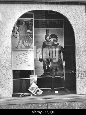 1965 - Kaufhaus Hess Brothers - Schaufenster - Italienische Mode für Teens wie im Family Circle Magazine gezeigt Stockfoto