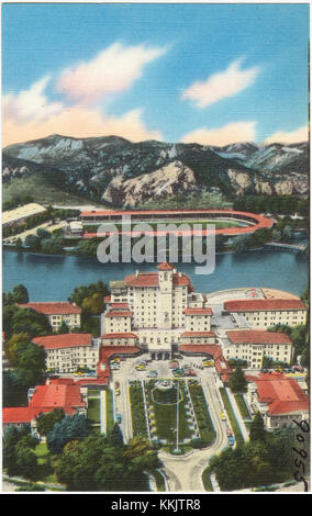 Das Broadmoor Hotel in Colorado Springs, Colorado, ist ein kultiges Luxusresort, umgeben von malerischen Landschaften und bekannt für seine historische Bedeutung und Ausstattung. Stockfoto
