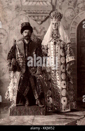 Alexandra Fjodorowna und Nikolaus II., der letzte Zar und Zarina Russlands, sind in traditioneller russischer Kleidung dargestellt, die ihren königlichen Status vor der Russischen Revolution von 1917 widerspiegelt. Stockfoto