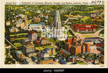 Dieses Luftbild zeigt berühmte Wahrzeichen von Pittsburgh: Die Cathedral of Learning, den Freimaurertempel und das Mellon Institute. Diese Strukturen sind von zentraler Bedeutung für die architektonische und akademische Identität der Stadt. Stockfoto