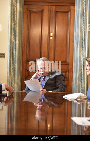 Us-Senat Minderheit leader Chuck Schumer trifft mit US Air Force General Lori robinson Katastrophenhilfe im Gefolge von Hurrikan Maria in Puerto Rico September 27, 2017, Washington, Dc zu diskutieren. (Foto von US-Senat Foto über planetpix) Stockfoto