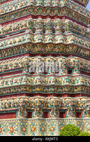 Bangkok, Thailand. Keramische Dekoration auf der Phra Maha Chedi von König Rama I, Sri Sanpetdayarn, im Wat Pho mit dem Liegenden Buddha. Stockfoto