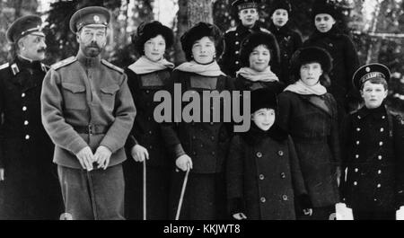 Dieses Foto zeigt Zar Nikolaus II. Von Russland mit seiner Familie auf dem privaten Gelände von Zarskoe Selo, ihrem Sommerpalast. Das Bild zeigt Mitglieder der russischen Königsfamilie, die den Zaren mit seinen Töchtern, seinem Sohn und seinen Neffen zeigen und einen Einblick in das Leben der kaiserlichen Familie vor der Russischen Revolution gewähren. Stockfoto