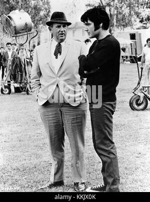 Elvis Presley und sein Manager, Colonel Tom Parker, waren ein wesentlicher Bestandteil des Erfolgs von Presleys Karriere in den späten 1960er Jahren Diese Zeit markierte ein Wiederaufleben in Elvis’ Musik und Popularität, mit bemerkenswerten Aufführungen und Aufnahmen, die sein Erbe in der Musikindustrie prägen. Stockfoto
