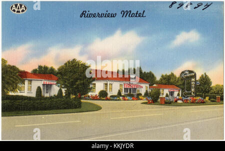 Das Riverview Motel, gekennzeichnet durch die Katalognummer 89894, ist ein lokales Motel, das Unterkünfte mit malerischem Blick auf einen nahe gelegenen Fluss bietet. Es dient als Ruheplatz für Reisende, die die Nähe zu Naturlandschaften suchen. Stockfoto