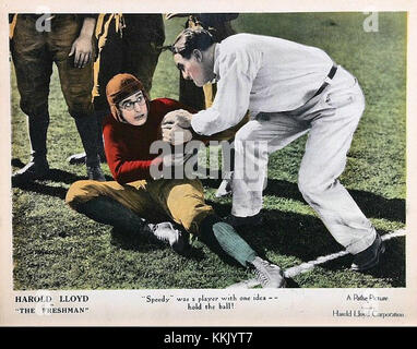 The Freshman ist eine Stummkomödie aus dem Jahr 1925 mit Harold Lloyd. Diese Lobbykarte zeigt die humorvolle Einstellung des Films zum College-Leben und konzentriert sich dabei auf die Mätzchen eines sozial unbeholfenen jungen Mannes an der Universität. Stockfoto