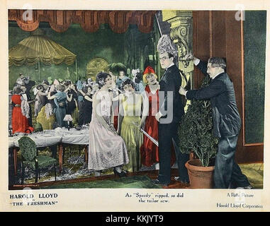 The Freshman ist eine Stummkomödie aus dem Jahr 1925 mit Harold Lloyd. Diese Foyerkarte zeigt Werbematerial für den Film und bietet einen Einblick in den Humor und Stil der Epoche. Stockfoto