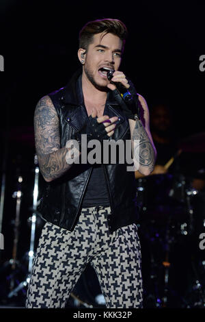 BOCA RATON, FL - 12. DEZEMBER: Adam Lambert tritt während des No Snow Ball Concert 97,9 im Mizner Park Amphitheatre am 12. Dezember 2015 in Boca Raton, Florida auf. Leute: Adam Lambert Stockfoto