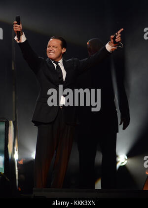 MIAMI, FL - DEZEMBER 10: Sänger Luis Miguel tritt bei einem Konzert in der American Airlines Arena am 10. Dezember 2015 in Miami, Florida auf. Personen: Luis Miguel T Stockfoto