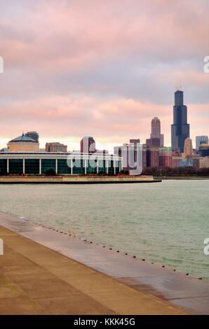 Das Shedd Aquarium am Ufer des Burnham Hafen und Lake Michigan als Vordergrund zu den Willis Tower. Chicago, Illinois, USA. Stockfoto