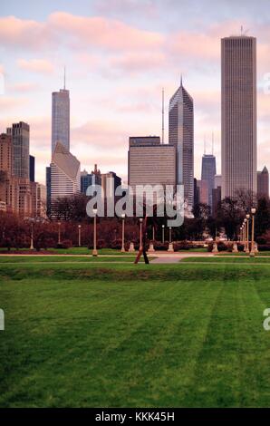 Wolken an der Küste über dem Lake Michigan verdeckt den Sonnenaufgang über einen Teil der Skyline von Chicago auf einem Herbstmorgen. Chicago, Illinois, USA. Stockfoto