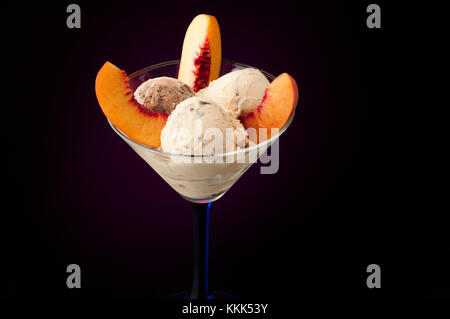 Eis in einer Vase auf einem dunklen Hintergrund Stockfoto