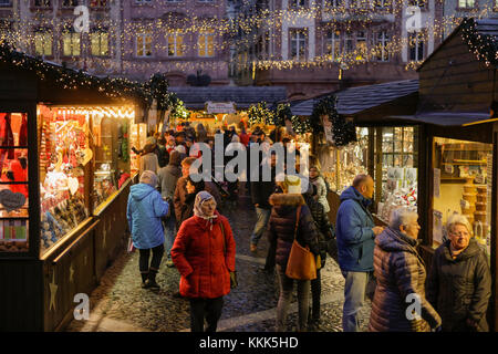 Mainz, Deutschland. 30 Nov, 2017. Menschen, die von den Stall des Weihnachtsmarkt schlendern. Der Weihnachtsmarkt in Mainz, Deutschland außerhalb der Mainzer Dom seit 1788 und ist einer der größten Weihnachtsmärkte in Rheinland - Pfalz. Credit: Michael debets/Pacific Press/alamy Leben Nachrichten gehalten wird Stockfoto