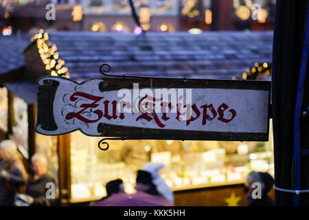 Mainz, Deutschland. 30 Nov, 2017. Ein Schild weist auf die Krippe. Der Weihnachtsmarkt in Mainz, Deutschland außerhalb der Mainzer Dom seit 1788 und ist einer der größten Weihnachtsmärkte in Rheinland - Pfalz. Credit: Michael debets/Pacific Press/alamy Leben Nachrichten gehalten wird Stockfoto