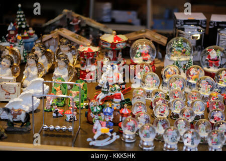 Mainz, Deutschland. 30 Nov, 2017. der Stall verkauft Weihnachtsschmuck. Der Weihnachtsmarkt in Mainz, Deutschland ist außerhalb des Mainzer Dom seit 1788 und ist einer der größten Weihnachtsmärkte in Rheinland - Pfalz. Credit: Michael debets/Pacific Press/alamy Leben Nachrichten gehalten Stockfoto