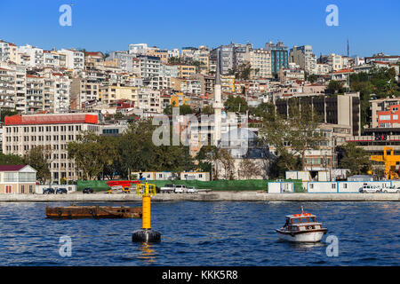 Bunte Ponton am Meer, Bosporus Istanbul Türkei. Stockfoto