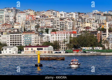 Bunte Ponton am Meer, Bosporus Istanbul Türkei. Stockfoto