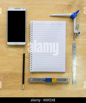 Notebook mit schwarzen Bleistift auf hölzernen Tisch Stockfoto