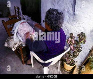 Ältere Frau saß, Stickerei, gavalohori Village, Kreta, Griechenland Stockfoto