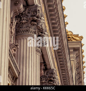 Korinthische Säule Kapital mit Akanthusblättern Stockfoto