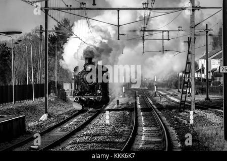 Eine alte Dampflok bei der Ankunft im Bahnhof Valkenburg mit voller Geschwindigkeit und voller Dampf. Dieses Bild wurde an einem kalten Wintertag, die genommen Stockfoto