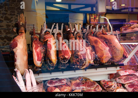 Cambrils, Spanien - Aug 27th, 2017: spanischer Schinken auf einem Markt, Jamon Iberico im Hinblick schwarz Bein Schwein isoliert, traditionelle nationale Spanien Fleisch in Store, Serrano Schinken essen auf Hintergrund Gastronomie, Speck berian auf Küche Stockfoto