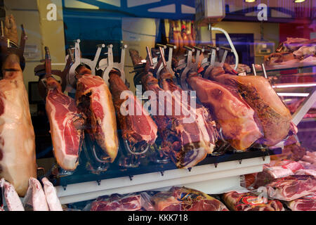 Cambrils, Spanien - Aug 27th, 2017: spanischer Schinken auf einem Markt, Jamon Iberico im Hinblick schwarz Bein Schwein isoliert, traditionelle nationale Spanien Fleisch in Store, Serrano Schinken essen auf Hintergrund Gastronomie, Speck berian auf Küche Stockfoto