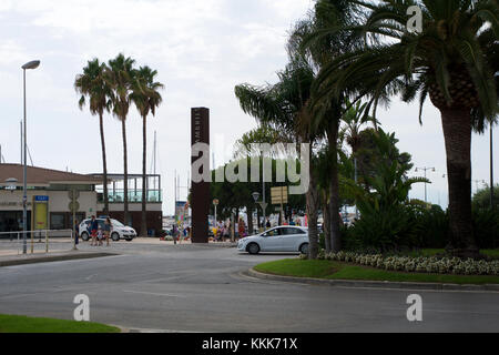 Cambrils, Spanien - Aug 27th, 2017: moderne Skulptur einen Tota vela, eine Runde über und der Hauptstrasse Promenade im Hafen Stockfoto