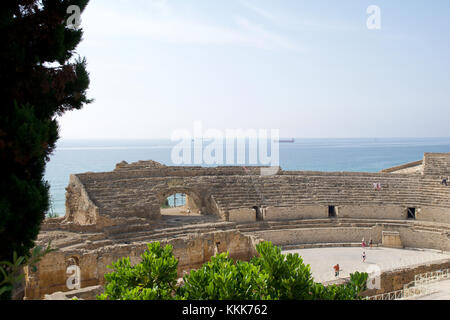 Tarragona, Spanien - Aug 28th, 2017: Panoramablick auf das antike römische Amphitheater am Mittelmeer Stockfoto