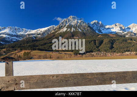 Ellmau und schöne Gebirge (Kaiser) mit hölzernen Zaun in der Region Wilder Kaiser in Tirol, Österreich Stockfoto