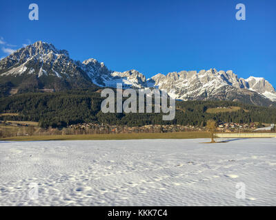 Ellmau und wunderschöne Gebirgskette (Kaiserberge) vor blauem Himmel in der Region Wilder Kaiser in Tirol, Österreich Stockfoto