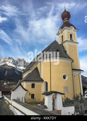 Kleine Kirche in Going am Wilden Kaiser auf ein Winter am Nachmittag von der Rückseite Stockfoto