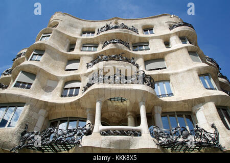 Barcelona, Spanien - Aug 30th, 2017: Outdoor anzeigen Gaudi Schöpfung - Haus Casa Mila an einem sonnigen Tag. Stockfoto