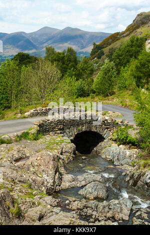 Ashness Brücke in der Nähe von Derwent Water im Lake District in Cumbria Stockfoto
