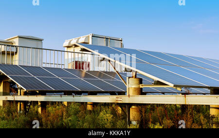 Outdoor Photovoltaik Kraftwerke und Box-Typ der Unterstation Stockfoto