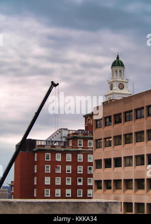 In Syracuse, New York, USA. November 30, 2017. Bau kran über Crouse Krankenhaus in Syracuse, New York mit einem Teil der Crouse Krankenhaus Clock Tower Stockfoto