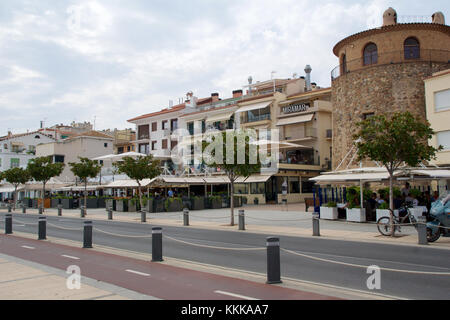 Cambrils, Spanien - Aug 27th, 2017: Museu d'hist' Ria de Cambrils - Torre del Port. Strandpromenade mit Restaurants und Pubs. Stockfoto