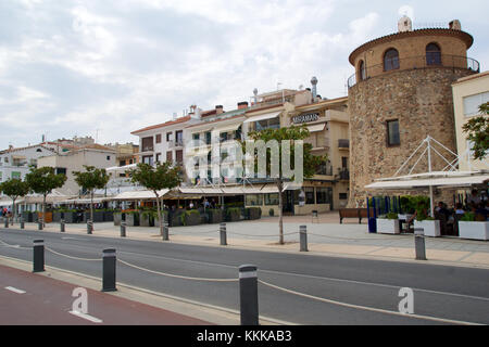 Cambrils, Spanien - Aug 27th, 2017: Museu d'hist' Ria de Cambrils - Torre del Port. Strandpromenade mit Restaurants und Pubs. Stockfoto