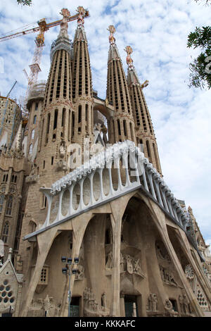 Barcelona, Spanien - Aug 30th, 2017: Blick auf die Hauptfassade der Heiligen Familie Kirche Sagrada Familia entworfen von spanischen Architekten Antoni Gaudi Stockfoto