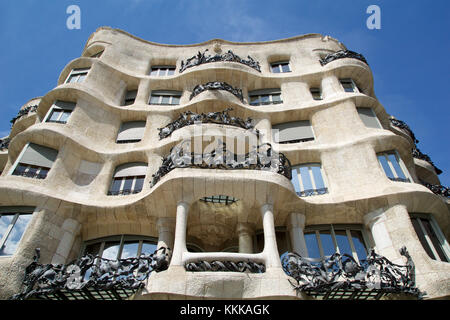 Barcelona, Spanien - Aug 30th, 2017: Outdoor anzeigen Gaudi Schöpfung - Haus Casa Mila an einem sonnigen Tag. Stockfoto